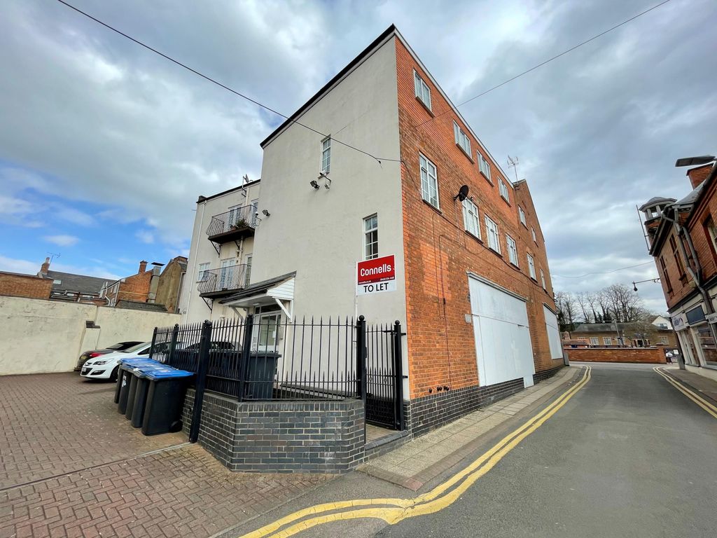 2 bed flat to rent in The Horsefair, Hinckley LE10, £800 pcm Zoopla