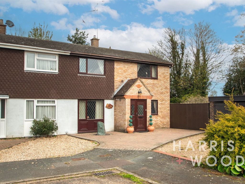 5 bed semidetached house for sale in Swallowdale, Colchester, Essex