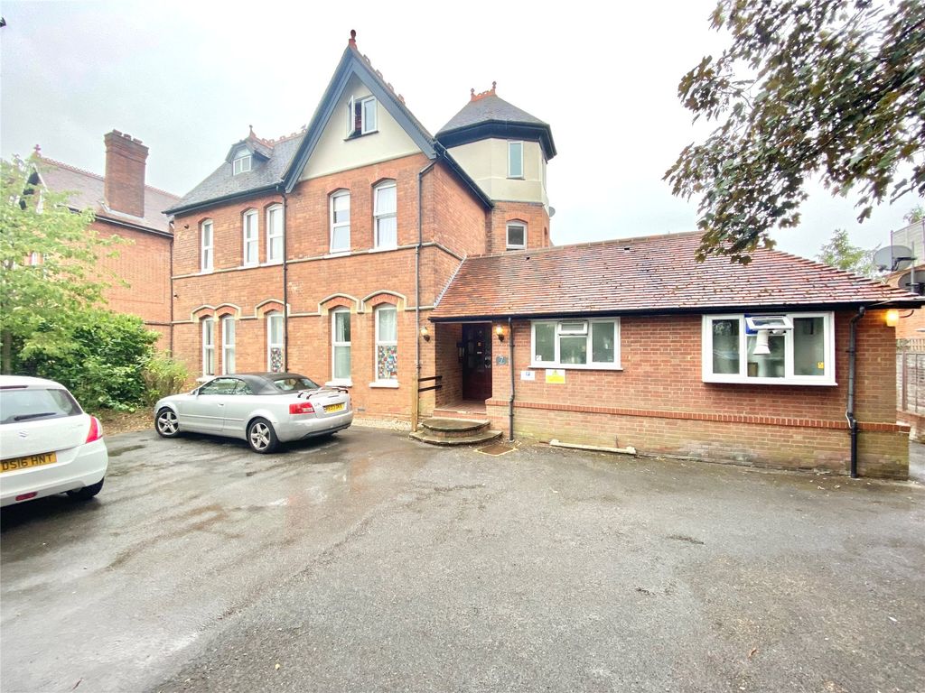 Studio to rent in Boyn Hill Avenue, Maidenhead, Berkshire SL6, £800 pcm