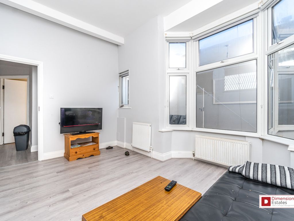 3 bed flat to rent in High Road Leytonstone, London E11, £2,000 pcm
