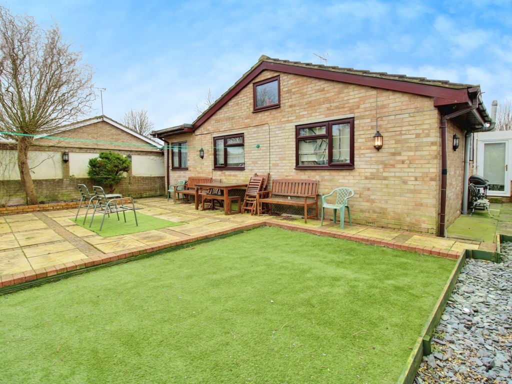 3 bed detached bungalow for sale in Churchill Avenue, Blunsdon, Swindon