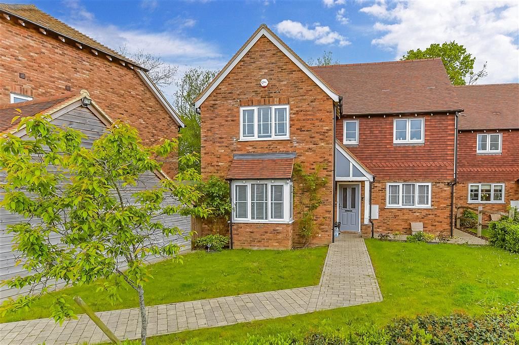 3 bed detached house for sale in Fishers Road, Staplehurst, Tonbridge