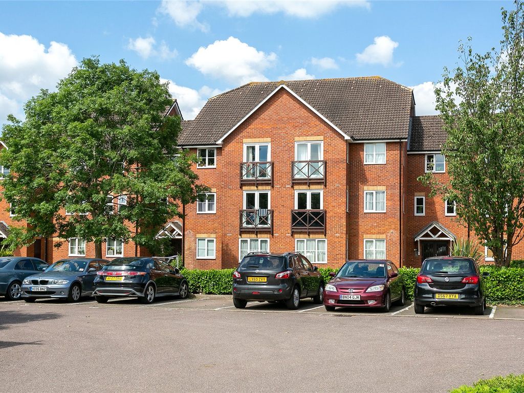 2 bed flat to rent in Mildred Avenue, Watford WD18, £1,400 pcm Zoopla