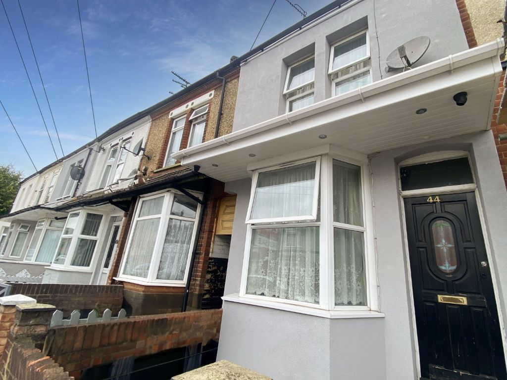 3 bed terraced house for sale in Shaftesbury Road, Luton, Bedfordshire