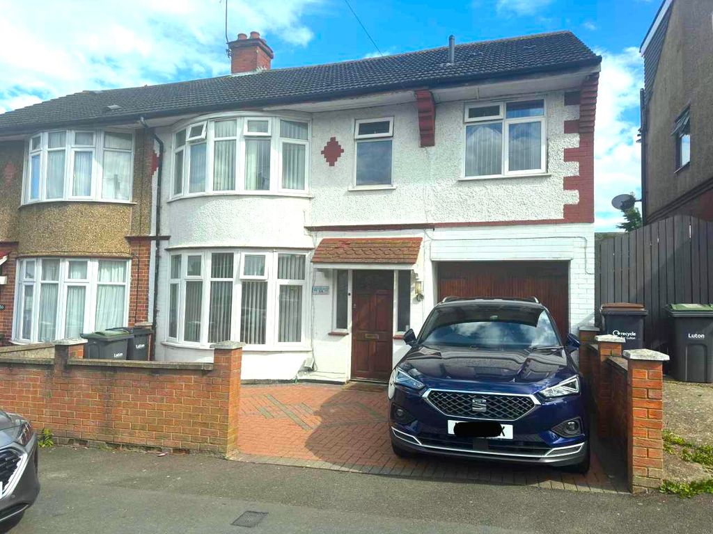 5 bed semidetached house for sale in Grantham Road, Luton LU4, £