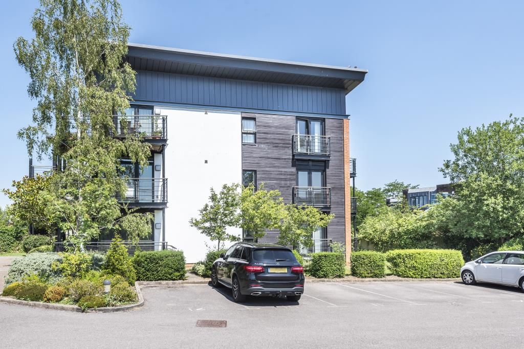 2 bed flat to rent in Newbury, Berkshire RG14, £1,450 pcm Zoopla