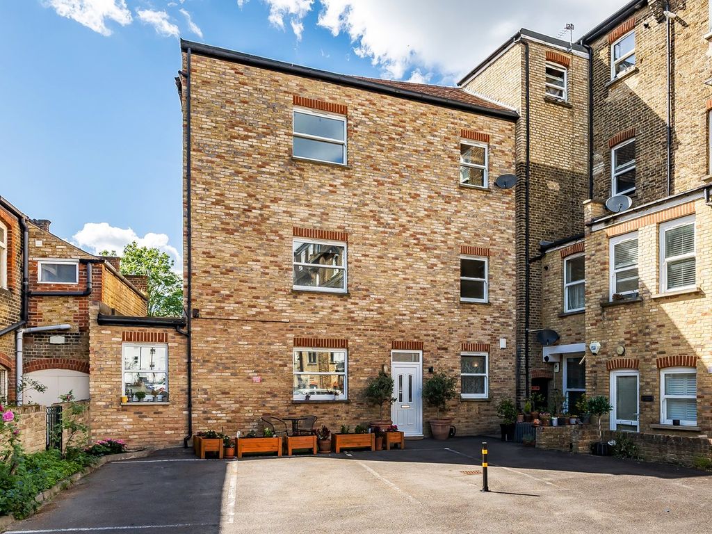 2 bed flat for sale in Queensgate Mews, Beckenham BR3, £325,000 Zoopla