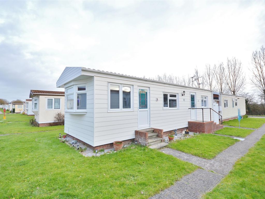 2 bed mobile/park home for sale in Meadowview Park, St. Osyth Road
