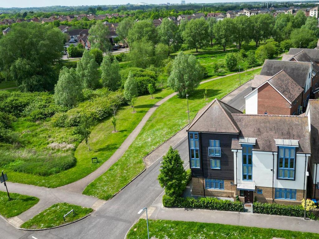 6 bed detached house for sale in Milton Road, Broughton, Milton Keynes