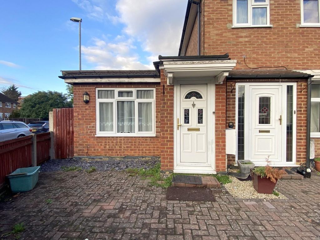 1 bed flat to rent in Clayton Road, Chessington KT9, £1,400 pcm Zoopla