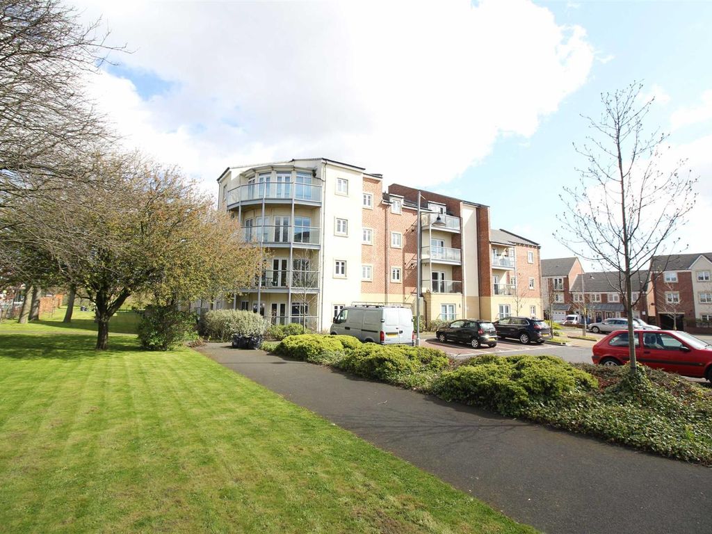 2 bed flat to rent in Charlton Court, Manor Park, High Heaton
