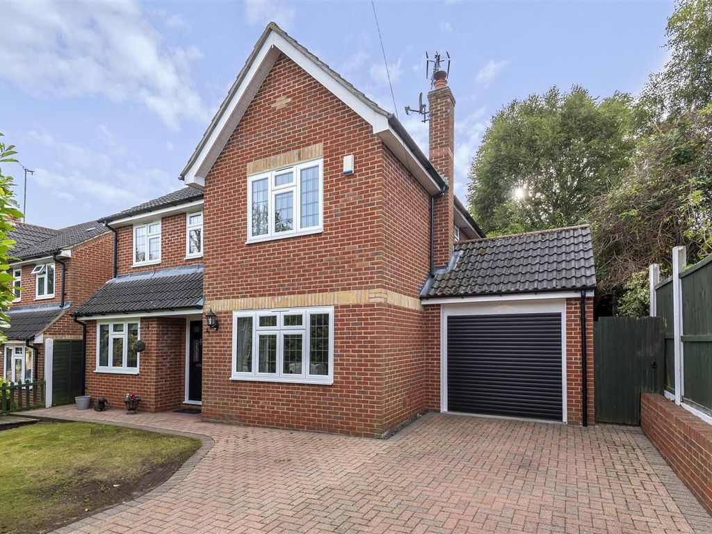 4 bed detached house for sale in Gainsborough Close, Billericay CM11