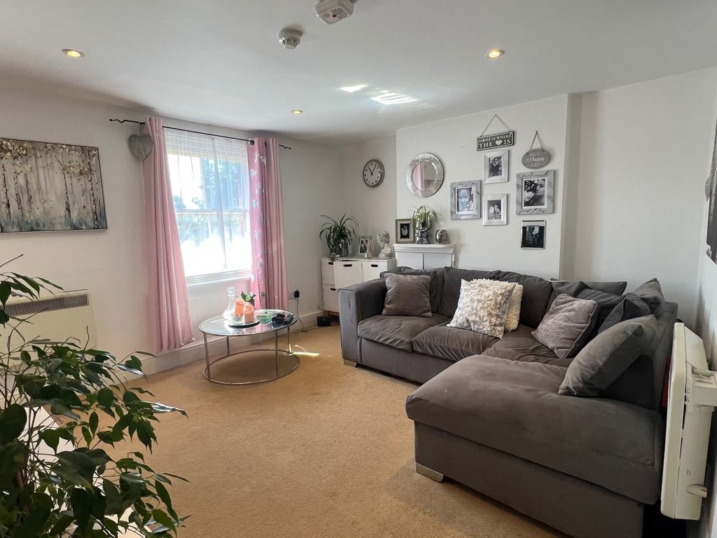 2 bed flat to rent in Cricklade Road, Highworth SN6 Zoopla