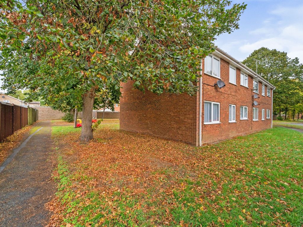 2 bed flat for sale in Cromarty Court, Bletchley, Milton Keynes MK3