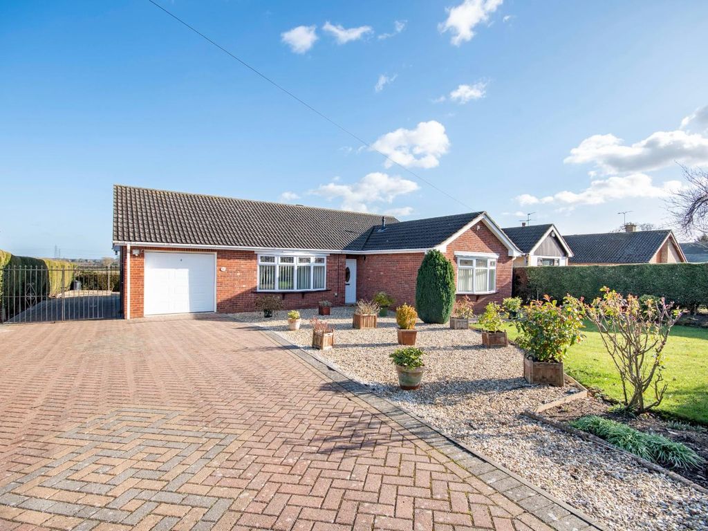 3 bed detached bungalow for sale in Grovewood Road, Misterton