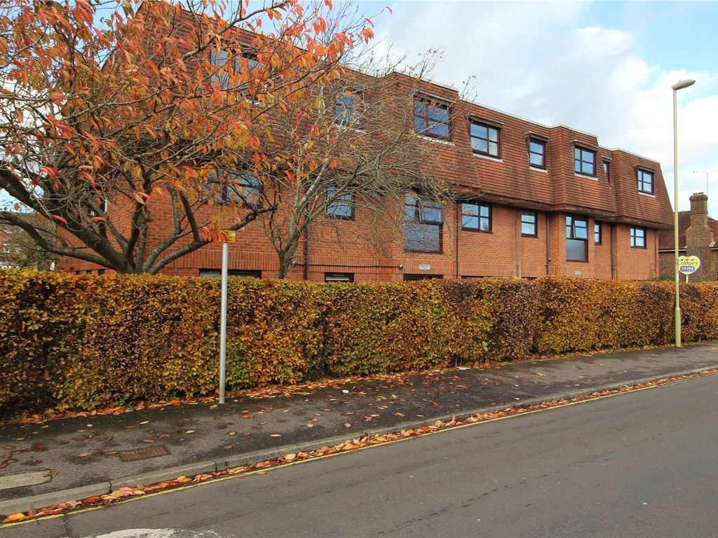 2 bed flat for sale in Albert Street, Fleet, Hampshire GU51, £185,000