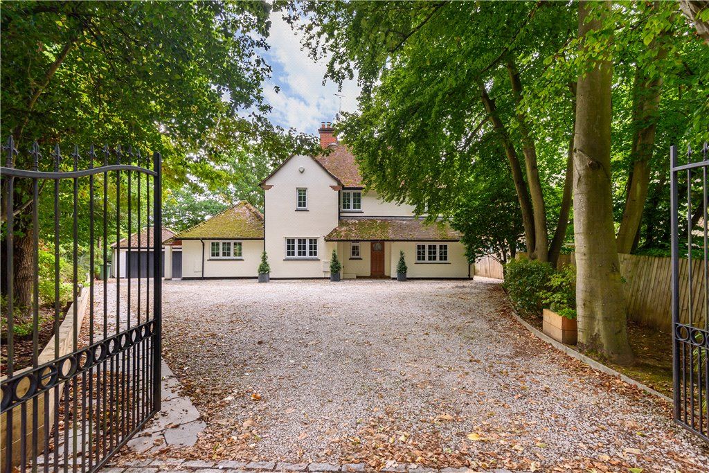 4 bed detached house for sale in Reading Road North, Fleet, Hampshire