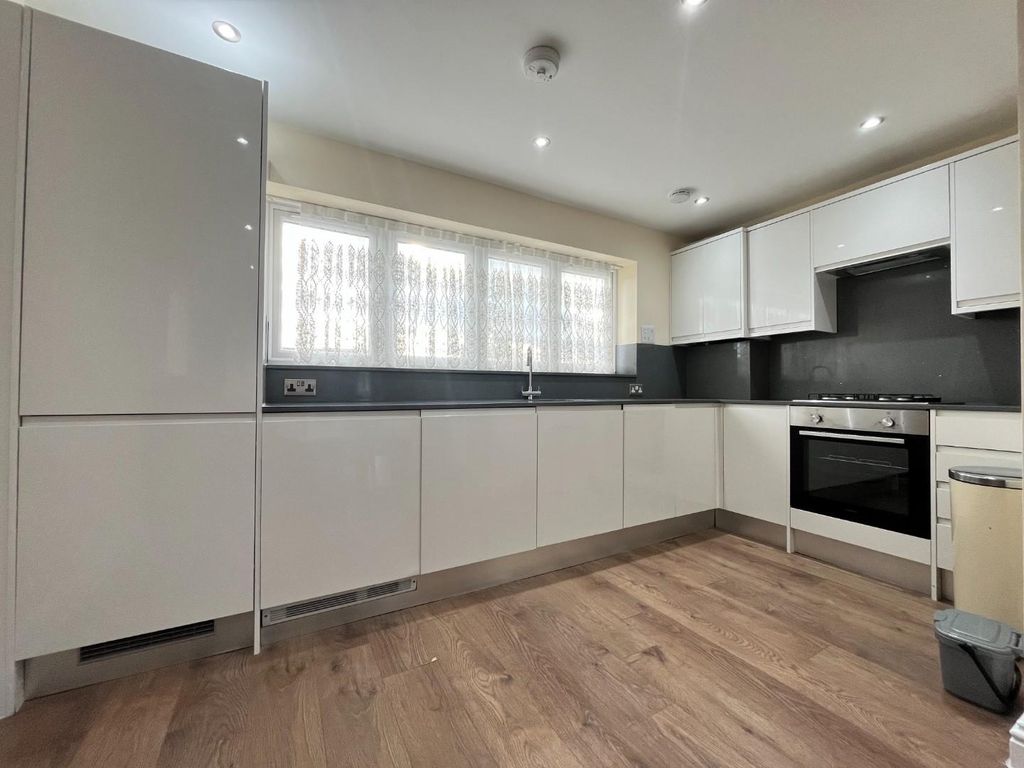 3 bed flat to rent in Upsdell Avenue, Palmers Green N13, £2,350 pcm