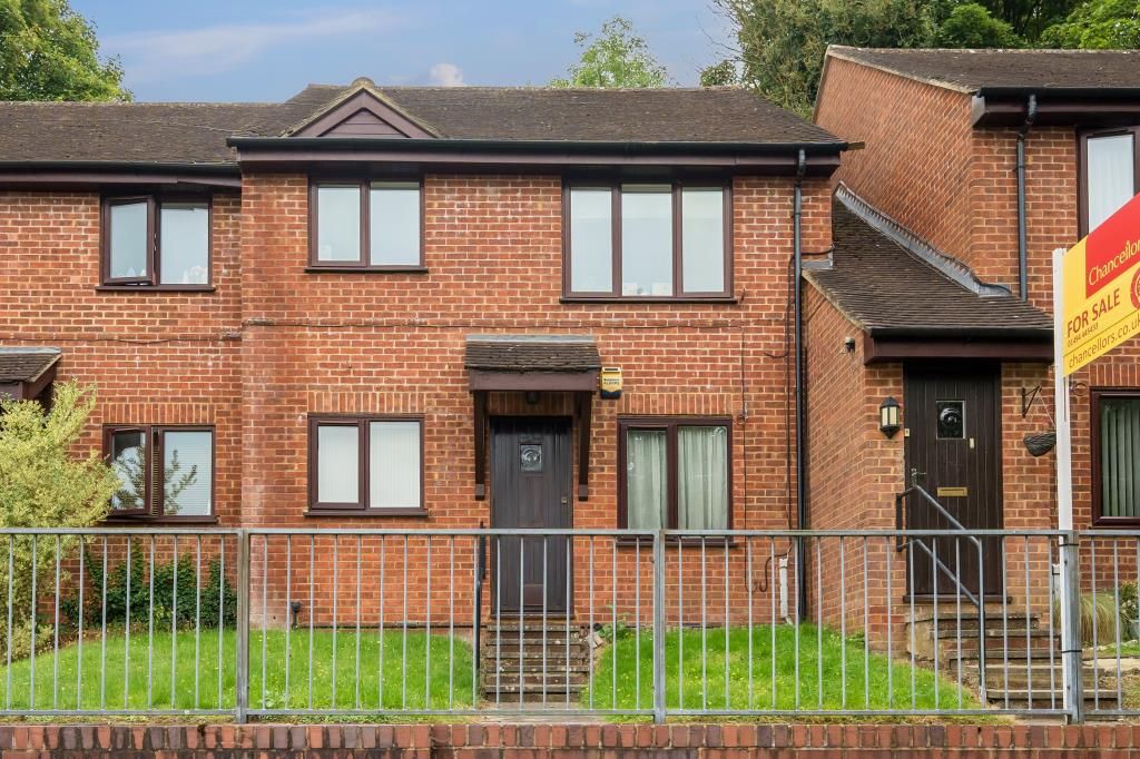 2 bed flat for sale in High Buckinghamshire HP13, £210,000