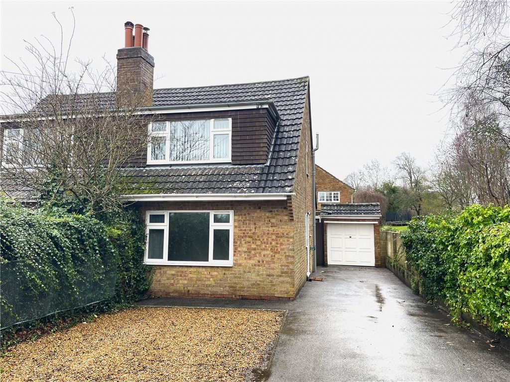3 bed semidetached house to rent in Park View, Basset Down, Swindon