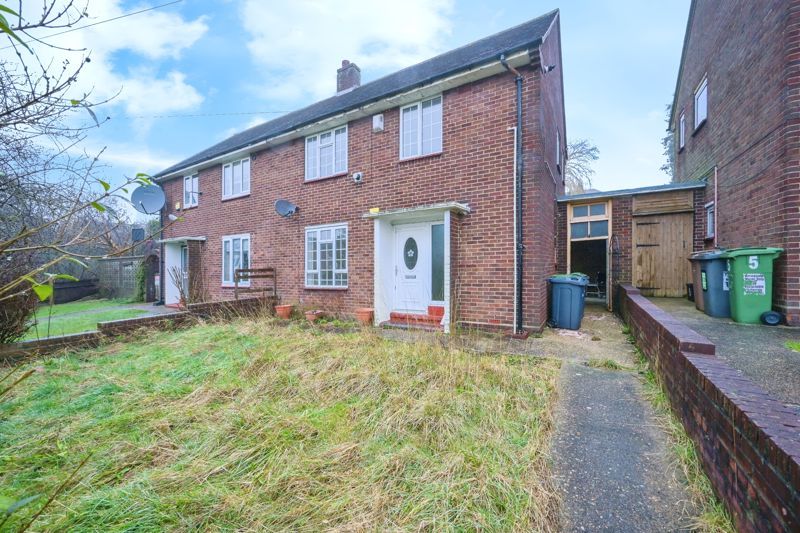 3 bed semidetached house for sale in Upwell Road, Luton LU2, £300,000