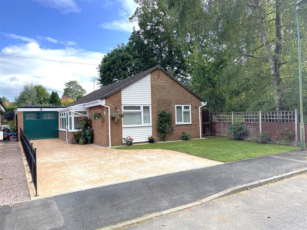 3 bed detached bungalow for sale in Court Road, Newent GL18, £372,500