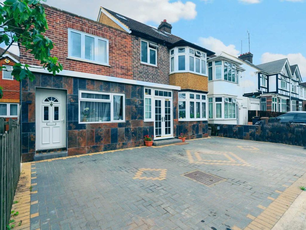 6 bed semidetached house for sale in Oakley Road, Luton LU4, £650,000