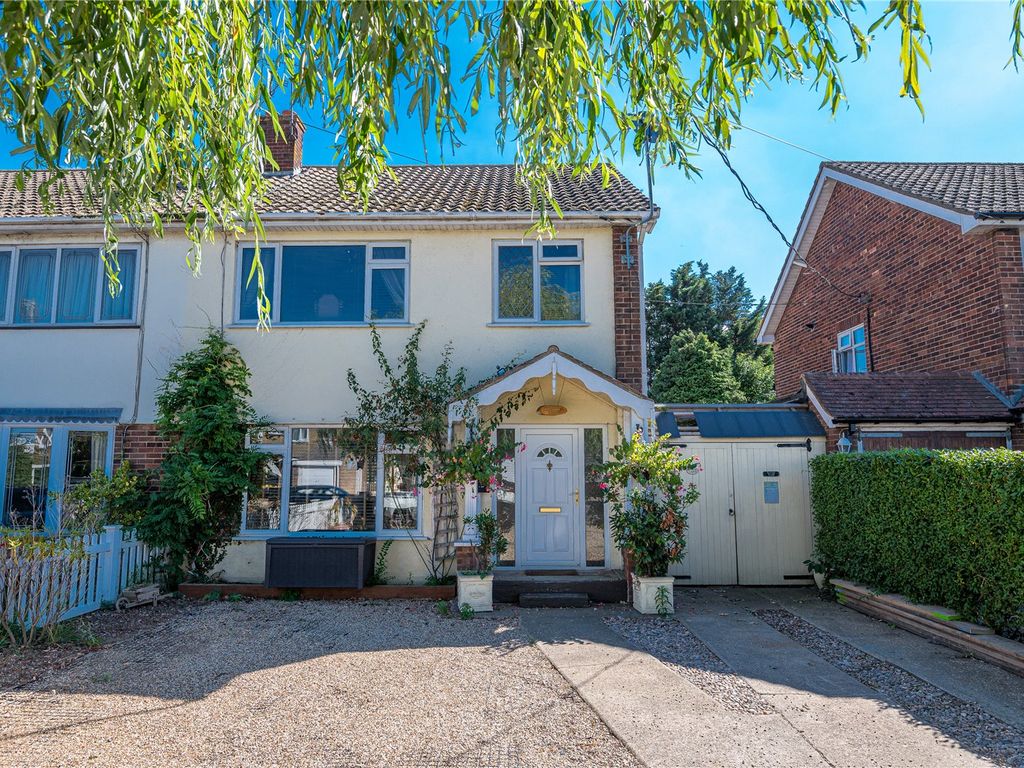 4 bed semidetached house for sale in Southend Road, Great Wakering