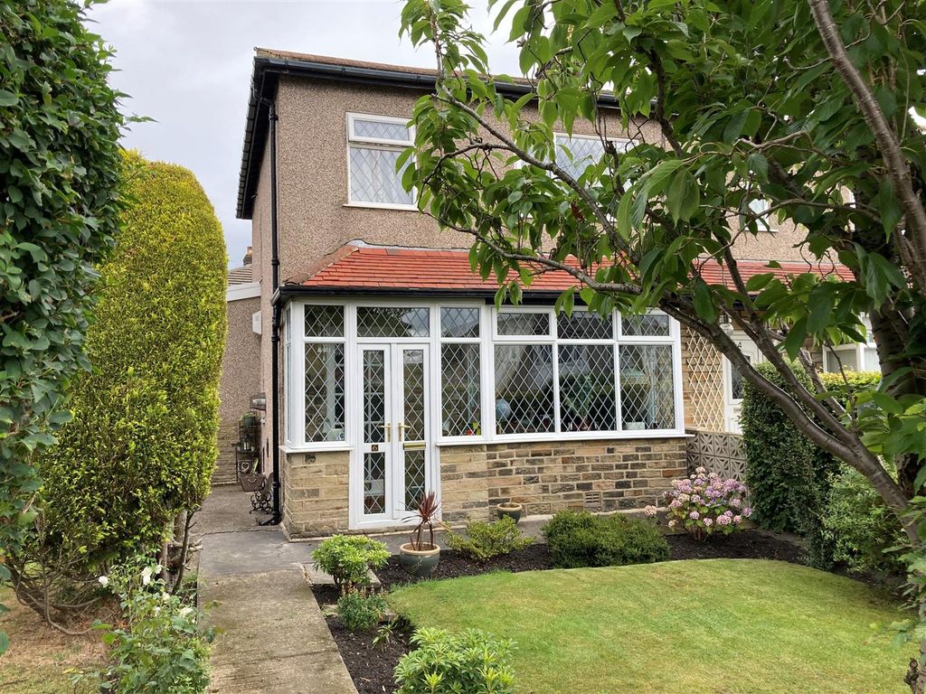 3 bed town house for sale in Kingsway, Wrose, Bradford BD2, £199,950