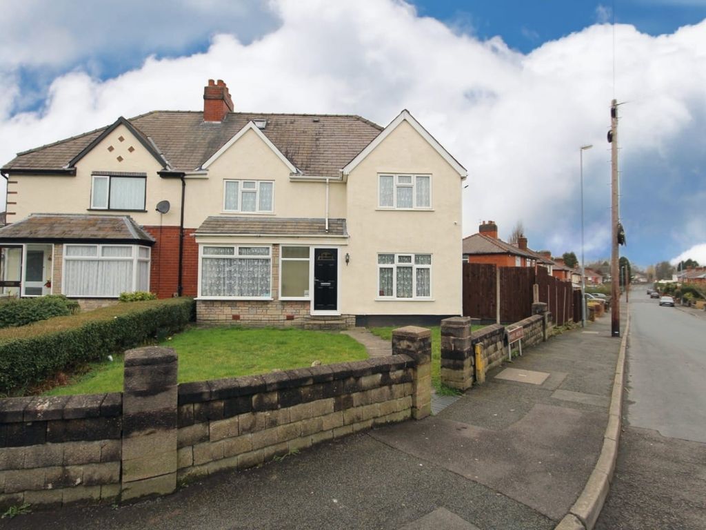 4 bed semidetached house for sale in Bradshaw Avenue, Wednesbury WS10