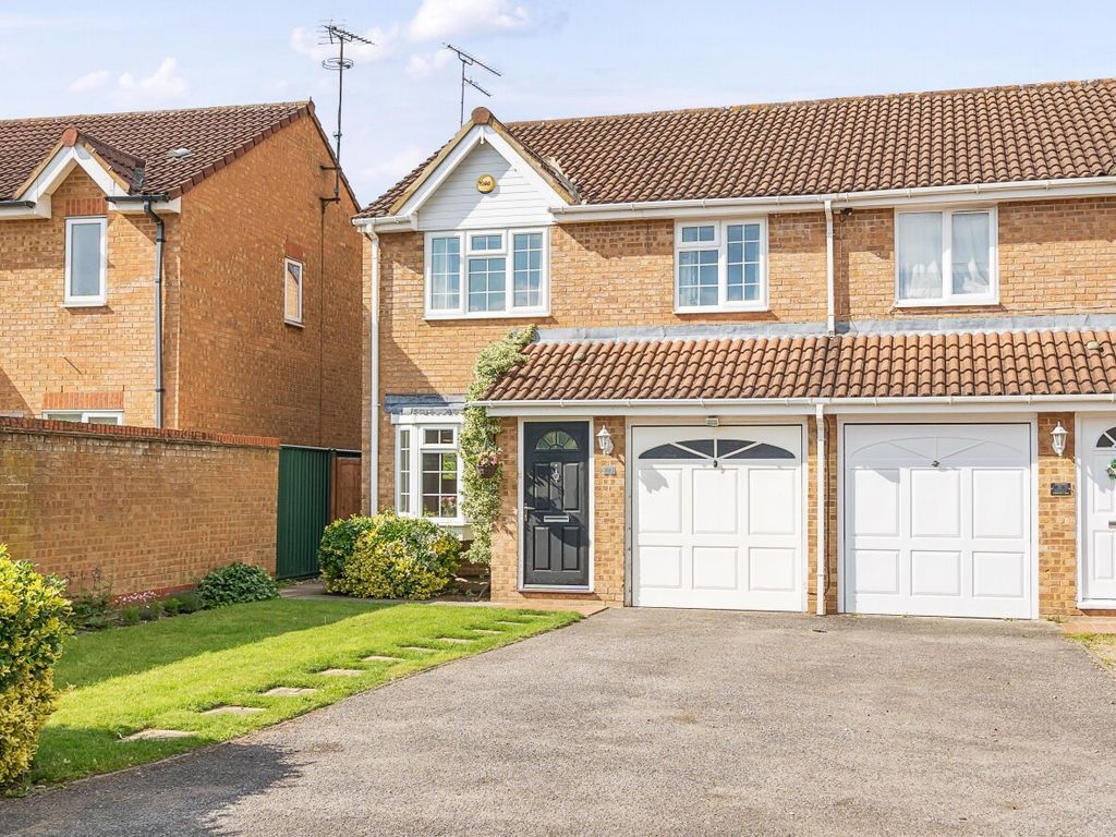 3 bed semidetached house for sale in Crabtree Way, Dunstable