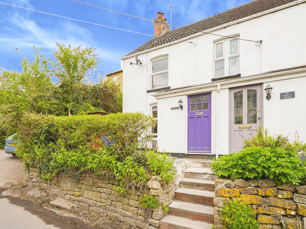 3 bed semidetached house for sale in Priors Hill Wroughton, Swindon