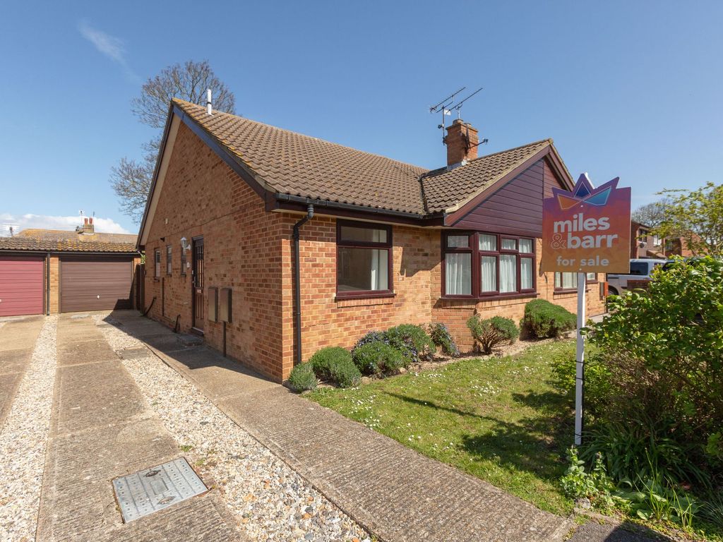 2 bed semidetached bungalow for sale in Barrington Crescent