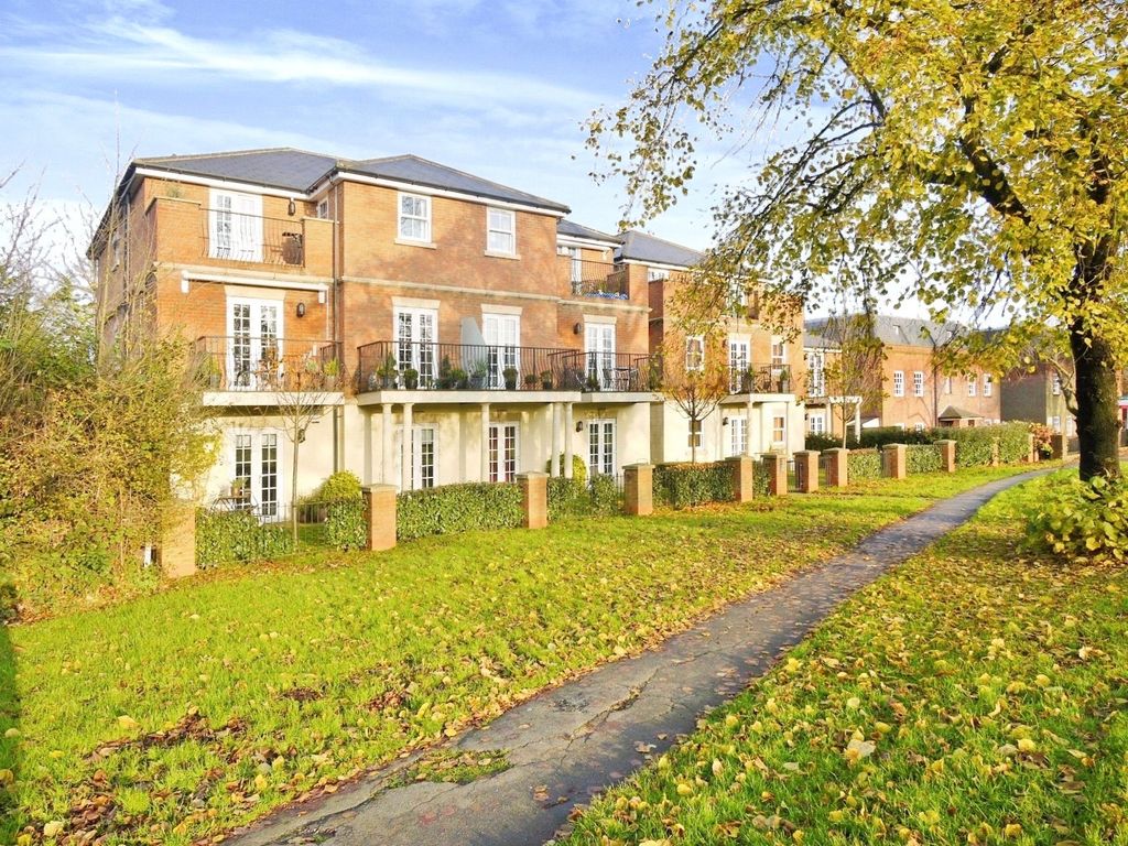2 bed flat to rent in Priests Lane, Brentwood, Essex CM15, £1,800 pcm