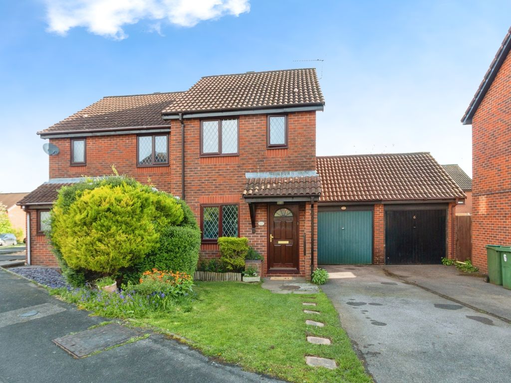 2 bed semidetached house for sale in Balmoral Way, Basingstoke