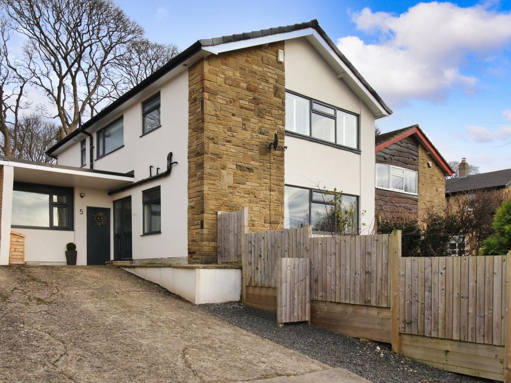 4 bed linkdetached house for sale in Carr Close, Rawdon, Leeds, West