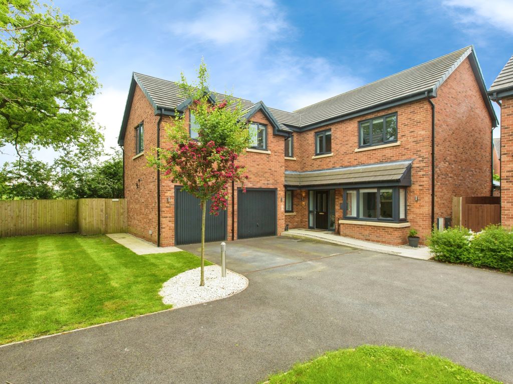 5 bed detached house for sale in Harts Close, Leyland, Lancashire PR25
