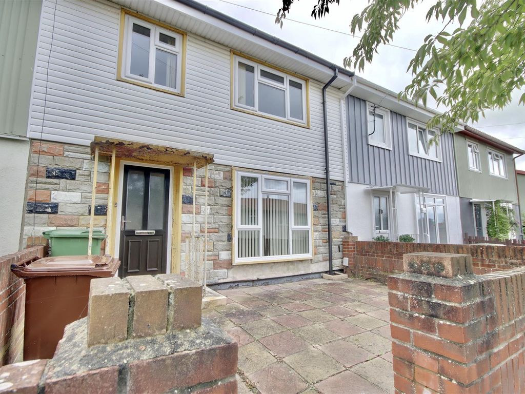 3 bed terraced house to rent in Colesbourne Road, Cosham, Portsmouth