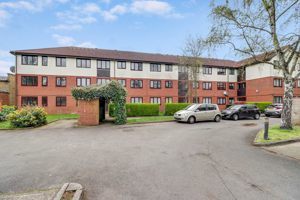 Studio for sale in Scotts Avenue, SunburyOnThames TW16 Zoopla