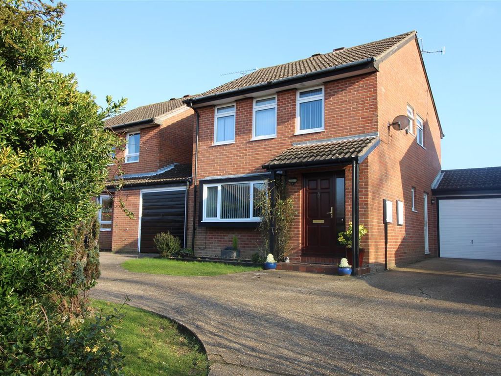 4 bed linkdetached house for sale in Chennells Way, Horsham RH12, £