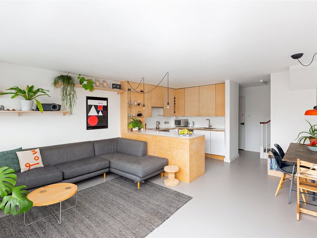 2 bed flat to rent in St. Agnes Close, London E9, £2,800 pcm Zoopla