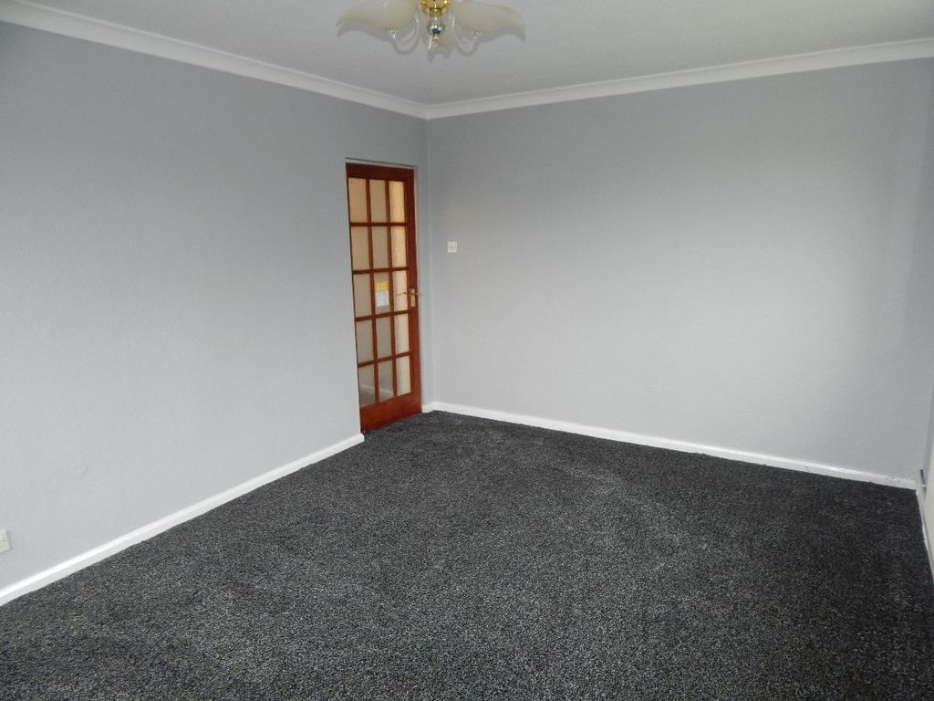 2 bed flat to rent in Chinewood Avenue, Birstall, Batley WF17, £700 pcm