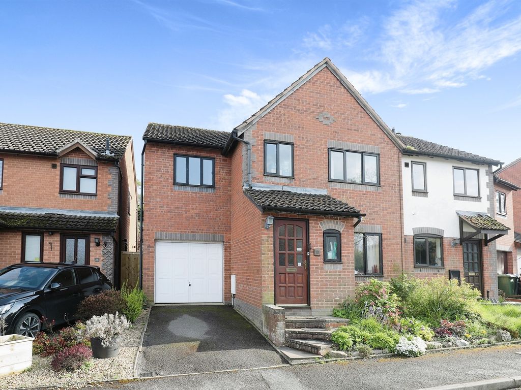 4 bed semidetached house for sale in Hillside Croft, Napton, Southam