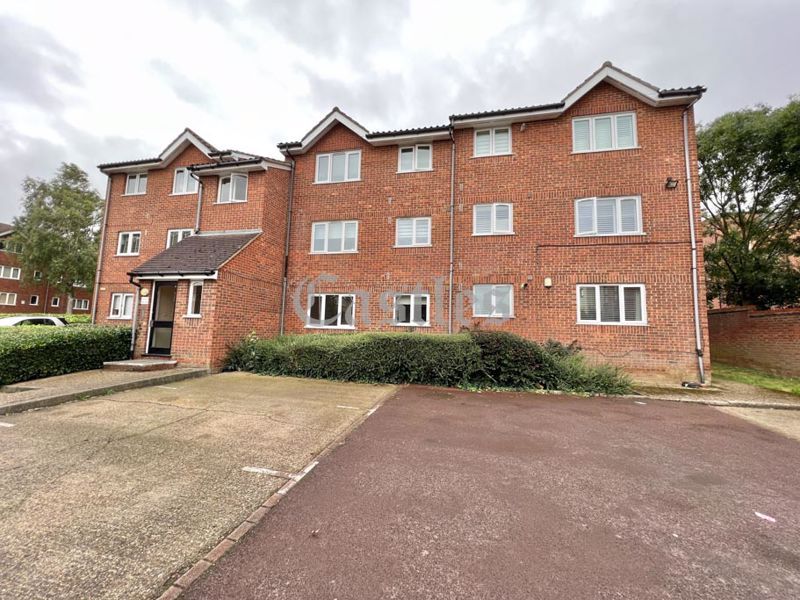 1 bed flat for sale in Howard Close, Waltham Abbey, Essex EN9, £160,000