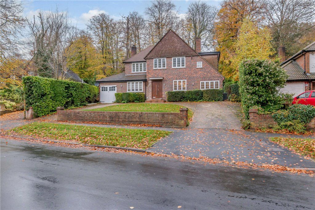 4 bed detached house for sale in Valley Road, Rickmansworth