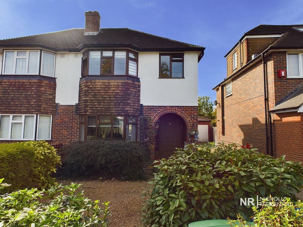3 bed semidetached house for sale in Hawkhurst Gardens, Chessington