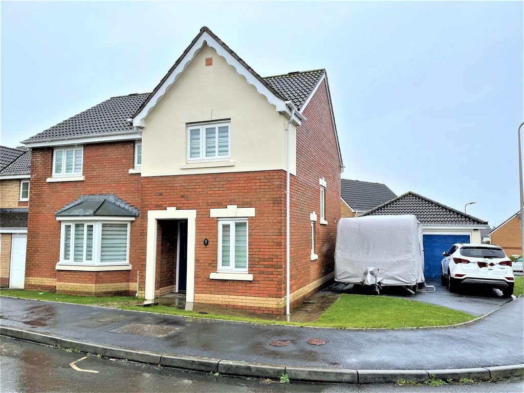 4 bed detached house for sale in Clos Bryn Haul, Llwynhendy, Llanelli