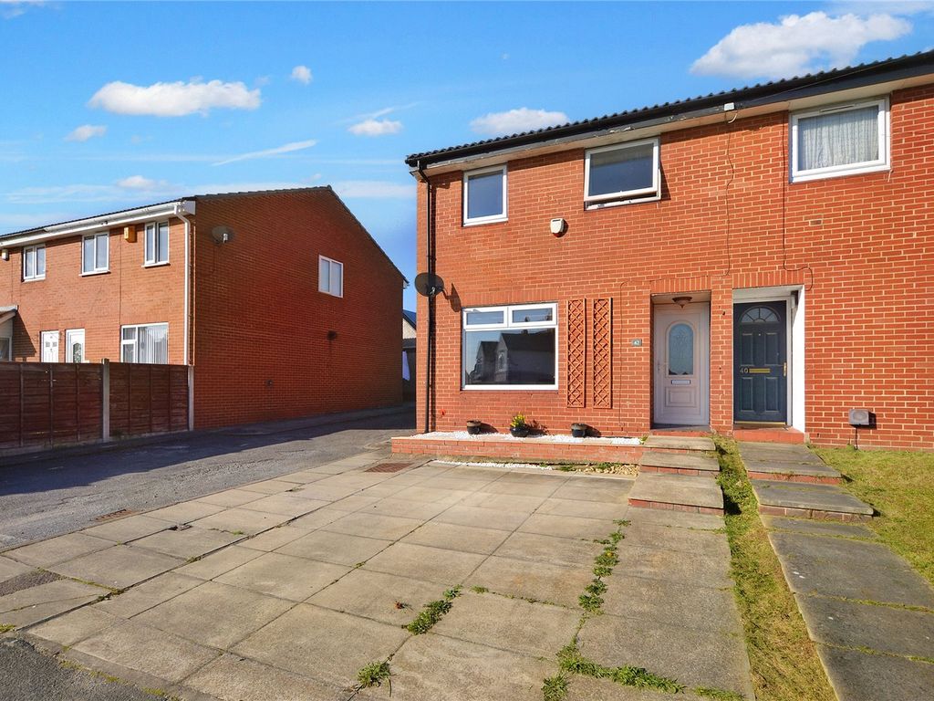 3 bed town house for sale in Holmsley Field Lane, Oulton, Leeds LS26