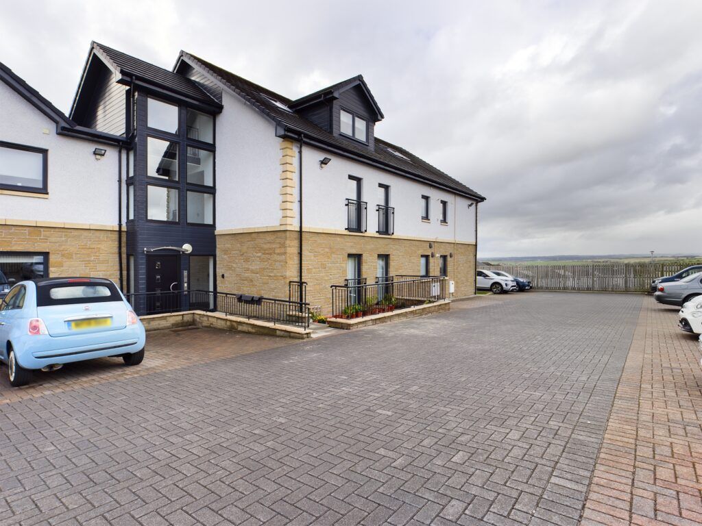 2 bed flat for sale in Sandy Road, Carluke ML8, £140,000 Zoopla