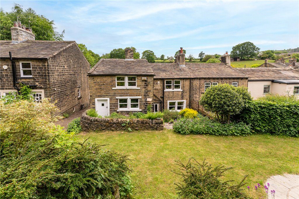 4 bed end terrace house for sale in Cowhouse Bridge, Cullingworth